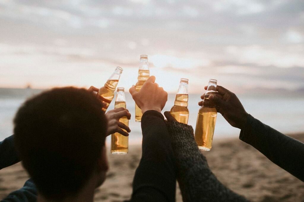 happy-friends-toasting-at-the-beach-7T693YV.jpg